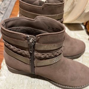 Size 4 kids boots in like new condition.